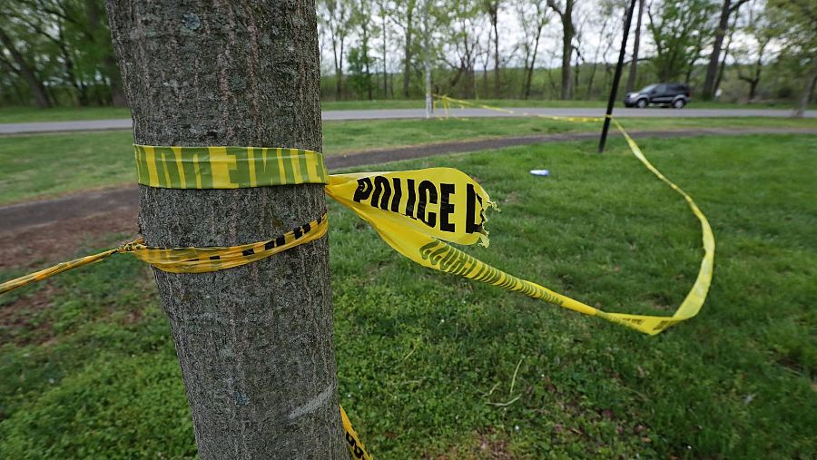 Lugar del tiroteo que costó la vida a dos personas en Louisville, Kentucky, el sábado 15 de abril. Foto: Sam Upshaw/Courier Journal via AP