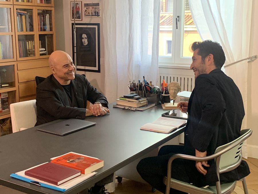Carlos del Amor entrevista al actor Luca Zingaretti en el comienzo de la tercera temporada de 'La matemática del espejo'