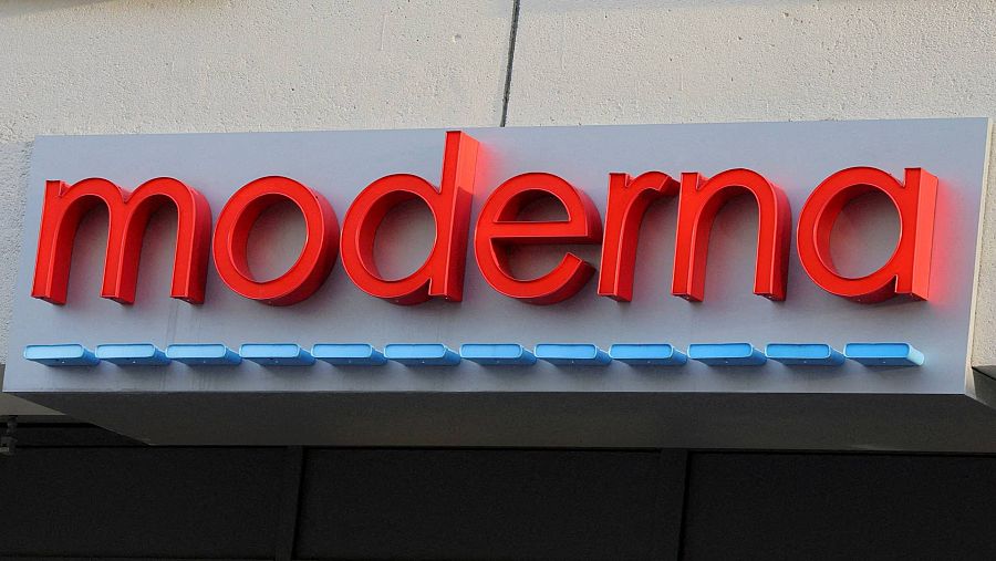 Letrero de la farmacéutica Moderna en su sede de Cambridge, Estados Unidos.