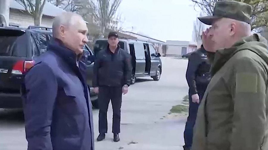 Putin visita Jersón y recibe informes de los mandos militares. Imagen de un vídeo difundido en el canal ruso de Telegram Ribar. 