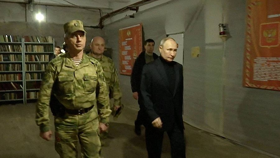 Otra imagen de la visita de Putin a Ucrania, en el cuartel general de la Guardia Nacional en la región de Lugansk (imagen tomada de un vídeo difundido por el Kremlin, vía Reuters).