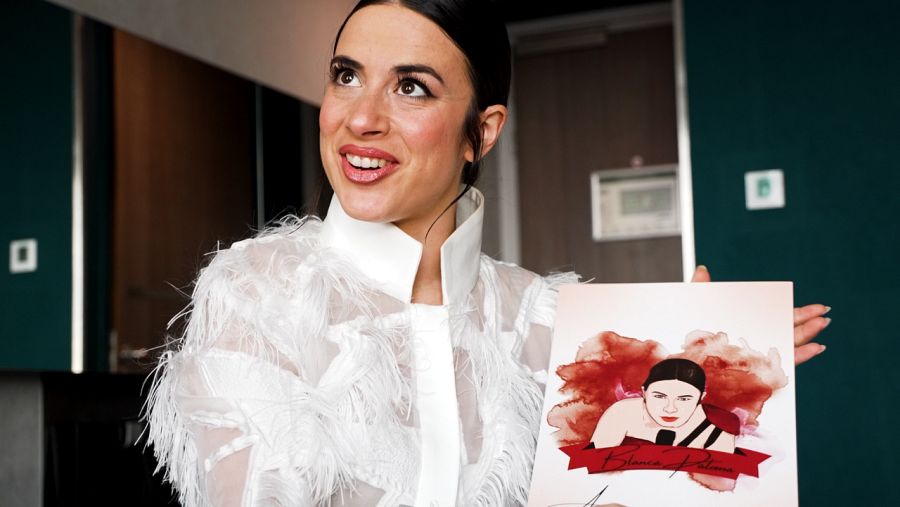 Blanca Paloma con una ilustración que le han hecho