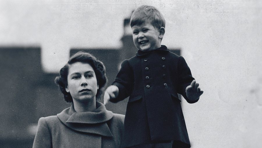 Reina Isabel II de Inglaterra con su hijo Carlos