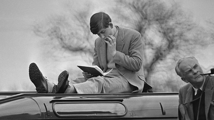 El joven príncipe de Gales leyendo un libro