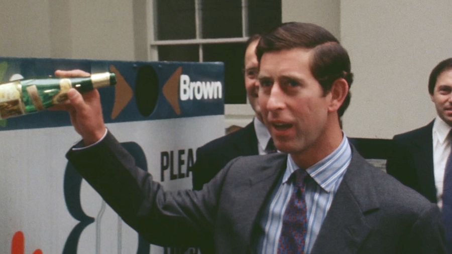 El príncipe de Gales recicla una botella