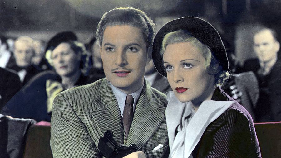 Imagen coloreada de los protagonistas de Los 39 escalones, la película que llevó al éxito a Alfred Hitchcock en 1935