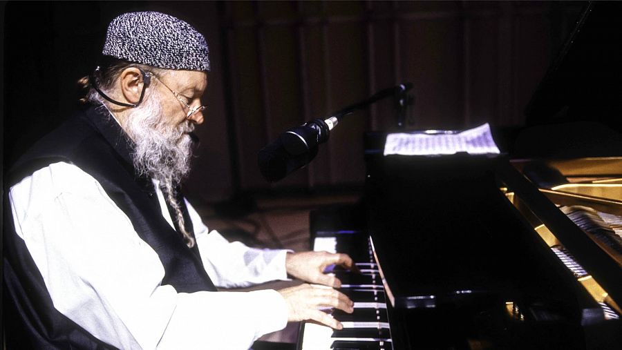 El músico Terry Riley, considerado padre de la música minimalista, tocando el piano en 1997