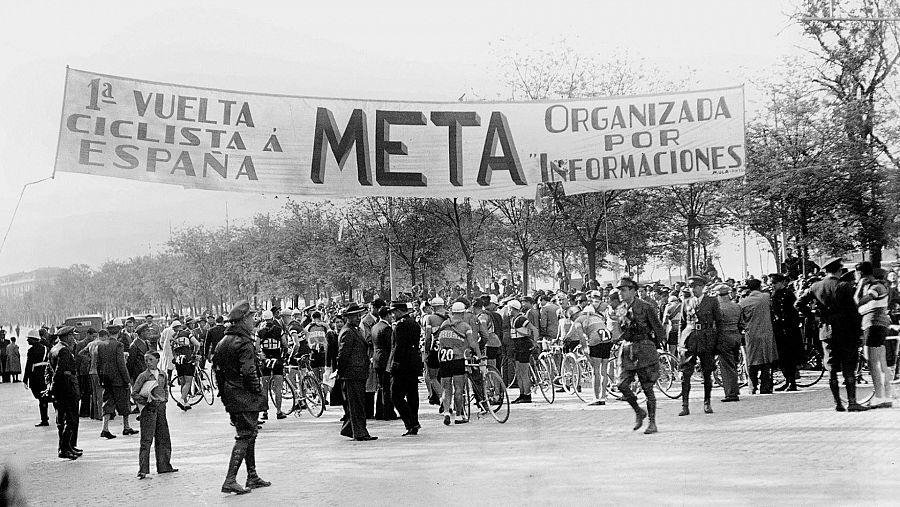 Fotografía de la meta de la primera vuelta ciclista a España, celebrada en el año 1935