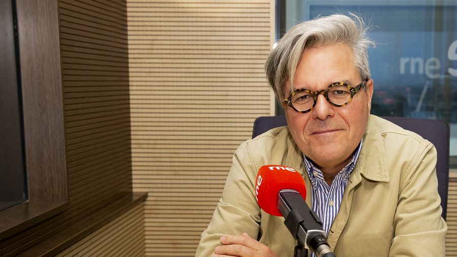 Javier Celaya, experto en cultura digital, posa en uno de los estudios de Radio Nacional de España en Prado del Rey, Madrid