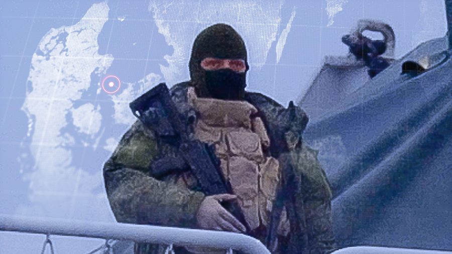 Periodistas daneses graban a un hombre enmascarado con un rifle en un barco ruso 