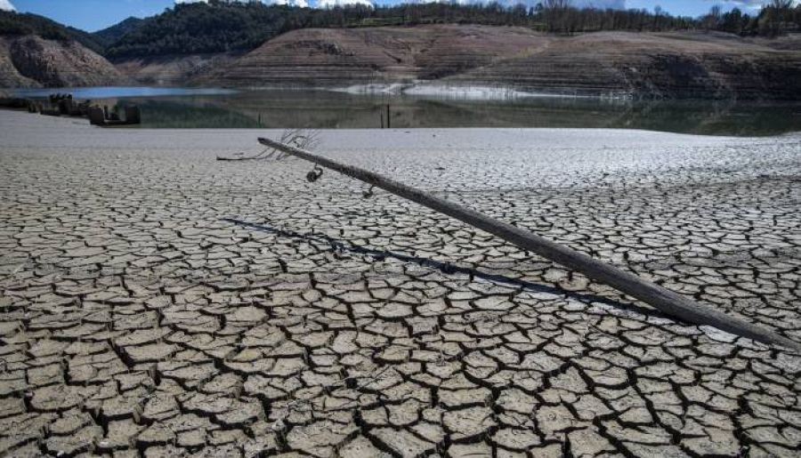 Una imagen del bajo nivel de agua en el pantano de Sau, en Vilanova de Sau, Barcelona