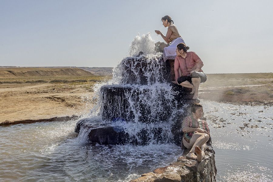 Mujeres en una fuente termal cerca del Mar de Aral, en Kazajstán.