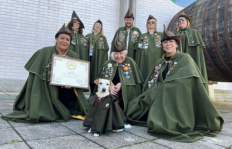 Pipper y su capa de honor de la Cofradía de la Sidra de Asturias