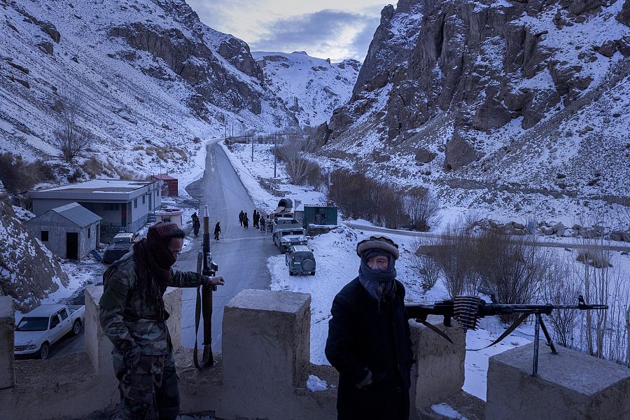 Talibanes armados en un puesto de control en las afueras de Bamiyan.
