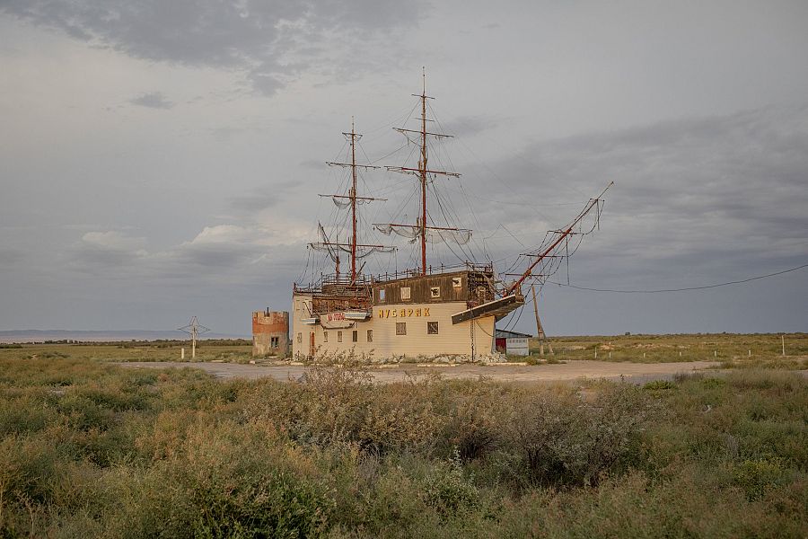 Un antiguo restaurante, que los lugareños llaman el Titanic, abandonado en un estepa cerca del lago Balkhash, en Kazajstán, que también se está reduciendo por el desvío de agua de los ríos que lo alimentan para la agricultura y la industria.