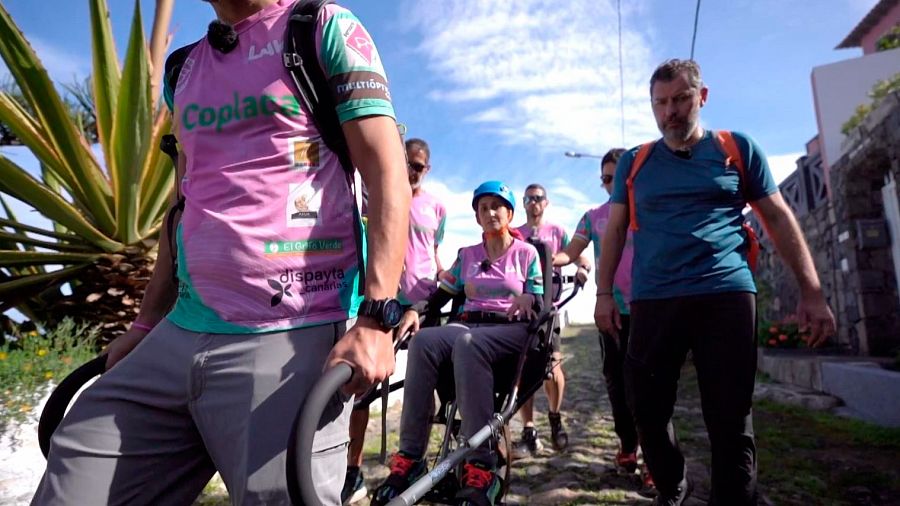 Isabel Armas y Pichón Trail con la silla joëlette