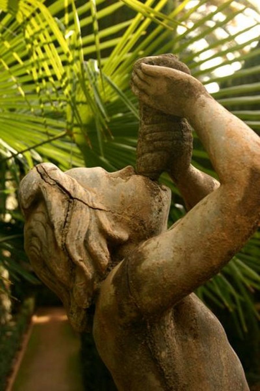 A finales del siglo XIX, el Carmen de los Mártires fue propiedad del empresario belga Hubert Meersmans, quien instaló los elementos ornamentales del jardín