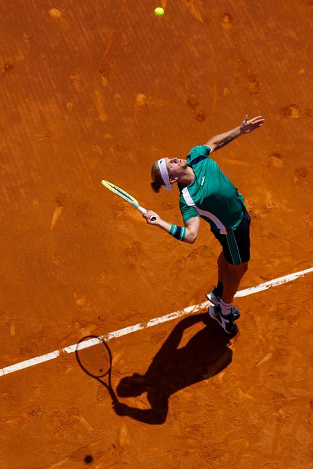 Alejandro Davidovich golpea una pelota en el Barcelona Open, Trofeo Conde de Godó