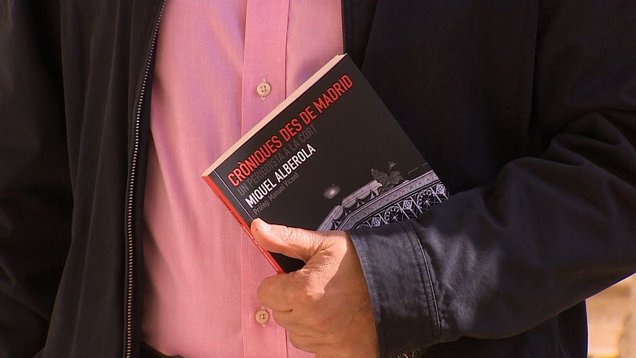 Miquel Alberola llibre en ma