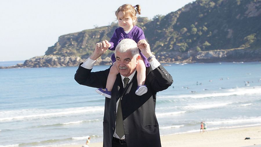 Pasqual Maragall con su nieta en hombros, en la portada del documental 
