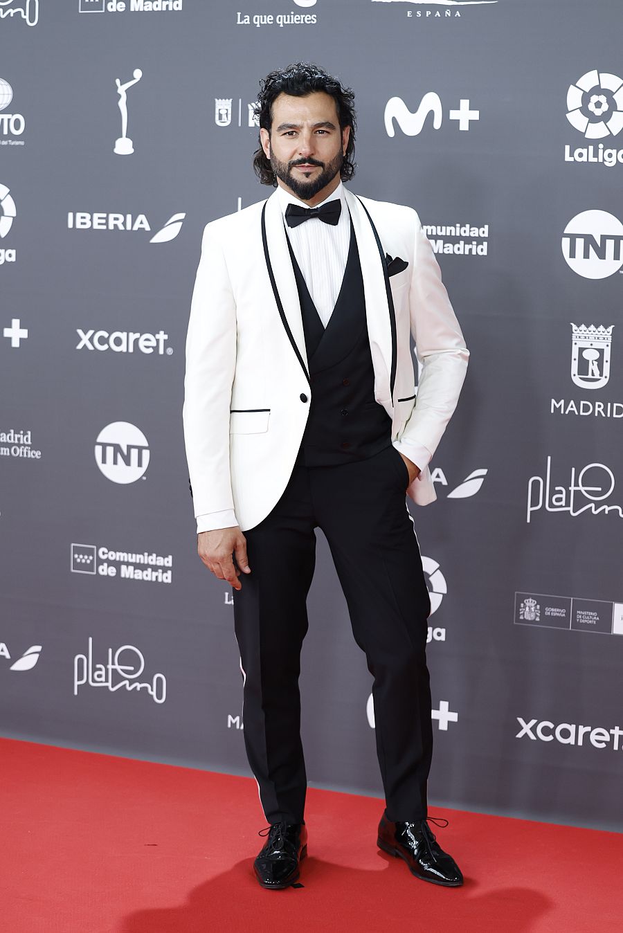 Premios Platino 2023: Antonio Velázquez en la alfombra roja