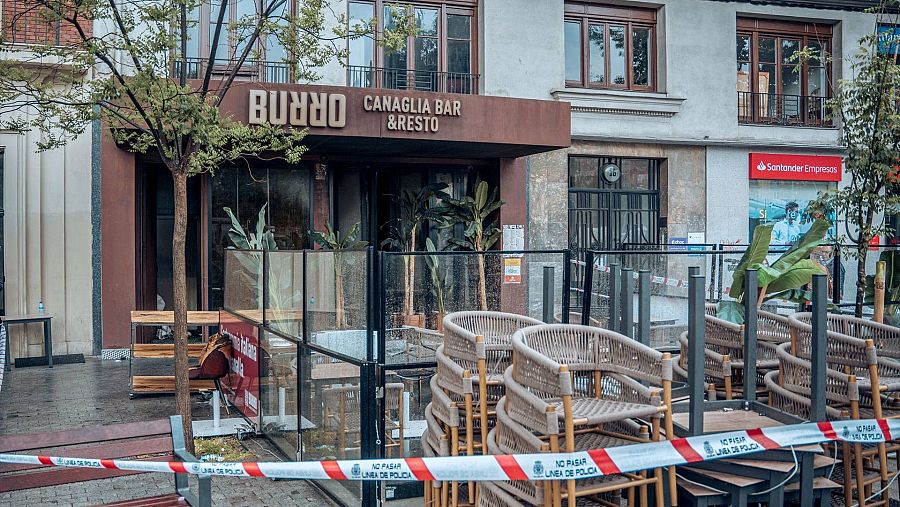 Restaurante 'Burro Canaglia Bar&Resto' precintado tras el incendio que ha dejado dos muertos y diez heridos, en la plaza de Manuel Becerra en Madrid