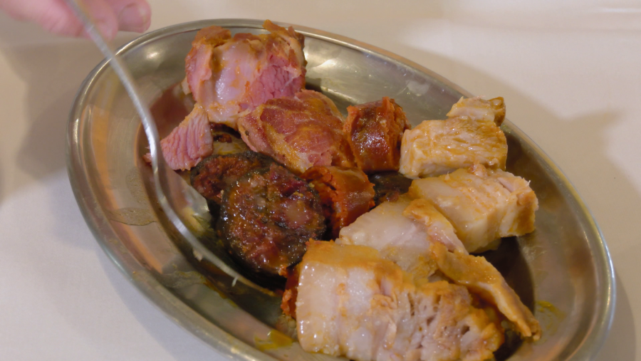 Así se prepara una de las fabadas más valoradas del mundo