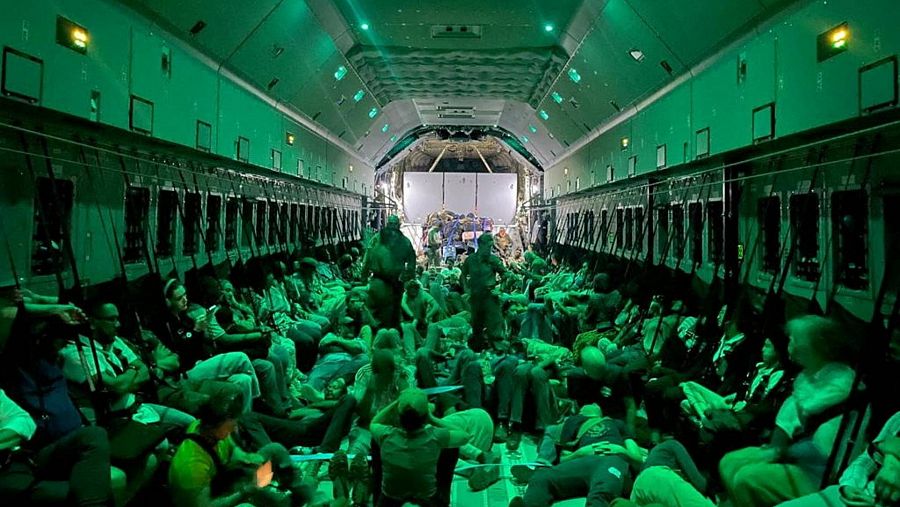 Personal diplomático y ciudadanos evacuados en el interior del avión de las FFAA españolas, en Yibuti. Fuente: Ministerio de Defensa España, vía Reuters. 