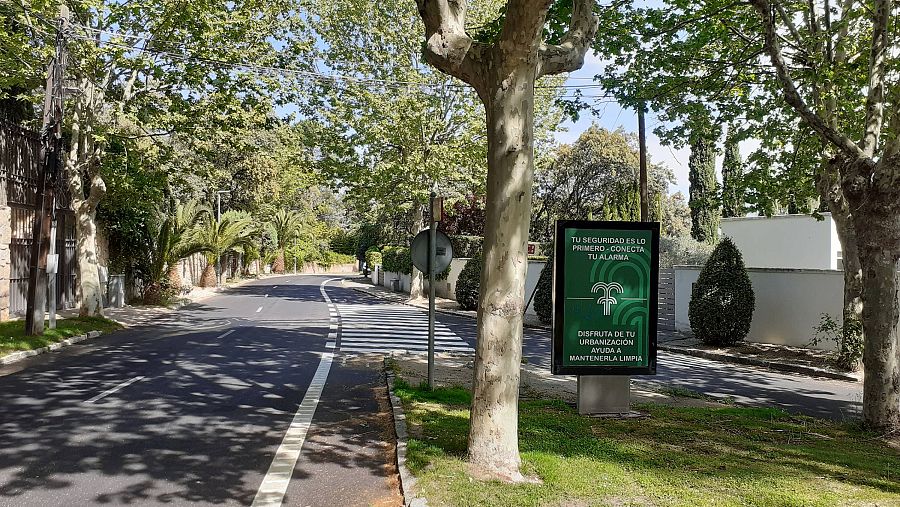 Cártel sobre la seguridad en la urbanización Fuente del Fresno, en San Sebastián de los Reyes