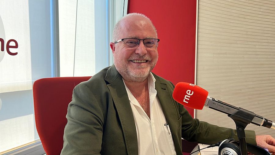 El doctor Mariano Bueno Cortés, el mayor experto de la enfermedad e Lyme en España, en los estudios de RNE