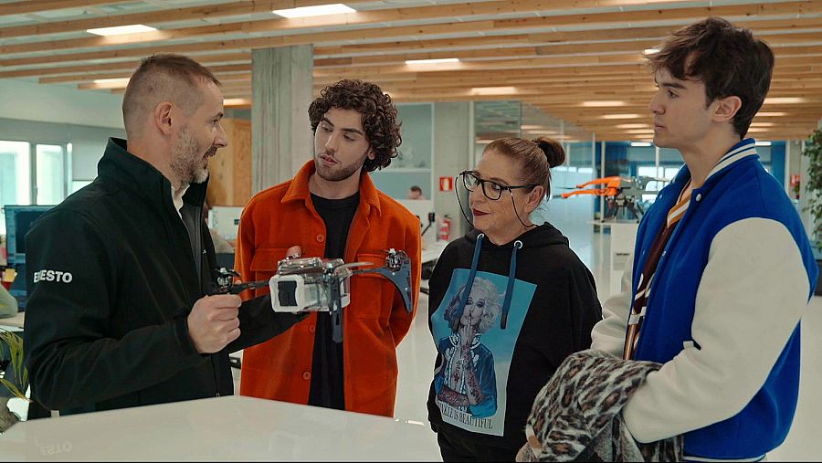 Chia, Pablo y Pilar, de Brigada Tech, acuden a una empresa especializada en drones