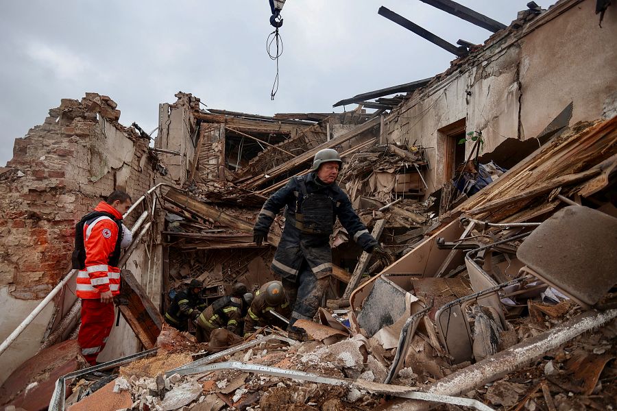 Un equipo de rescate y voluntarios en el museo local destruido en Kupiansk, en la región de Járkov, el 25 de abril de 2023