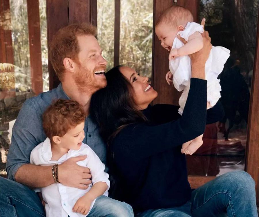 Los duques de Sussex, Enrique y Meghan, junto a sus dos hijos, Archie y Lilibet, en una tarjeta de felicitación de 2021