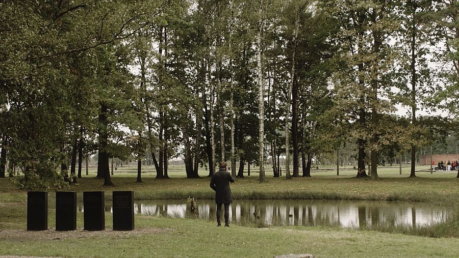 Baptiste frente al lago de las cenizas en Auschwitz