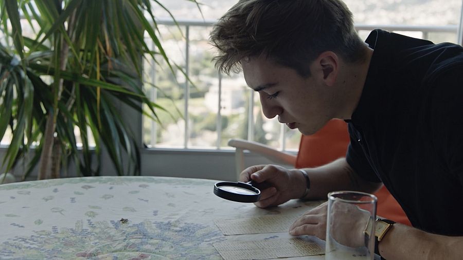 Baptiste lee una de las cartas de los padres de Denise