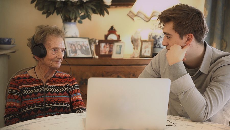 Baptiste y Denise ven el documental del joven