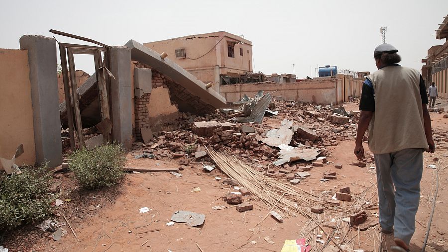 Un hombre camina junto a una casa destruida en los últimos combates en Jartum