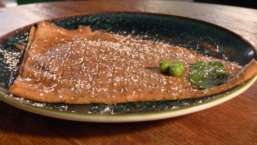 Crepe rellena de guisantes caramelizados