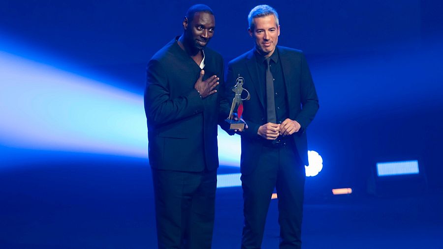 Omar Sy i Oriol Nolis amb el premi a la mà a l'escenari