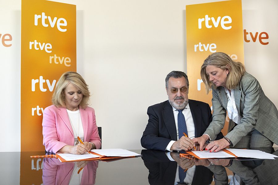 La presidenta interina de RTVE y el presidente del Comité Paralímpico Español, durante la firma