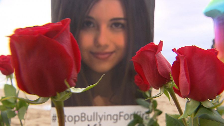 Foto de la cara de una adolescente desenfocada y primer plano de unas flores.