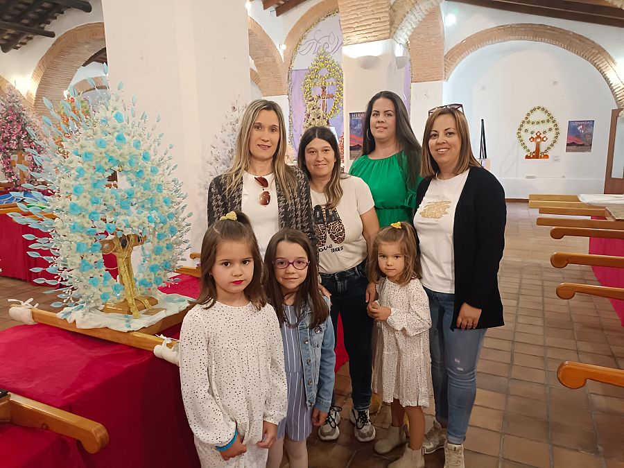 Coritas junto a su cruz infantil