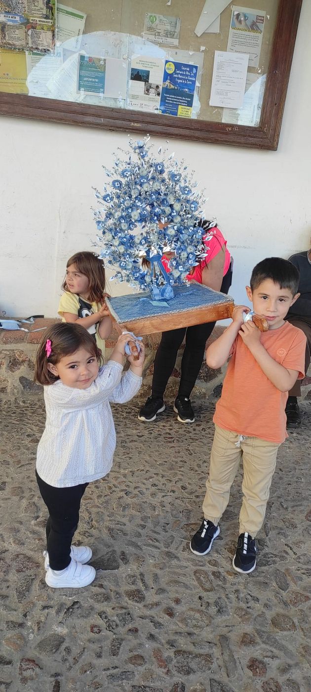 Adriana López paseando y cantando a la cruz