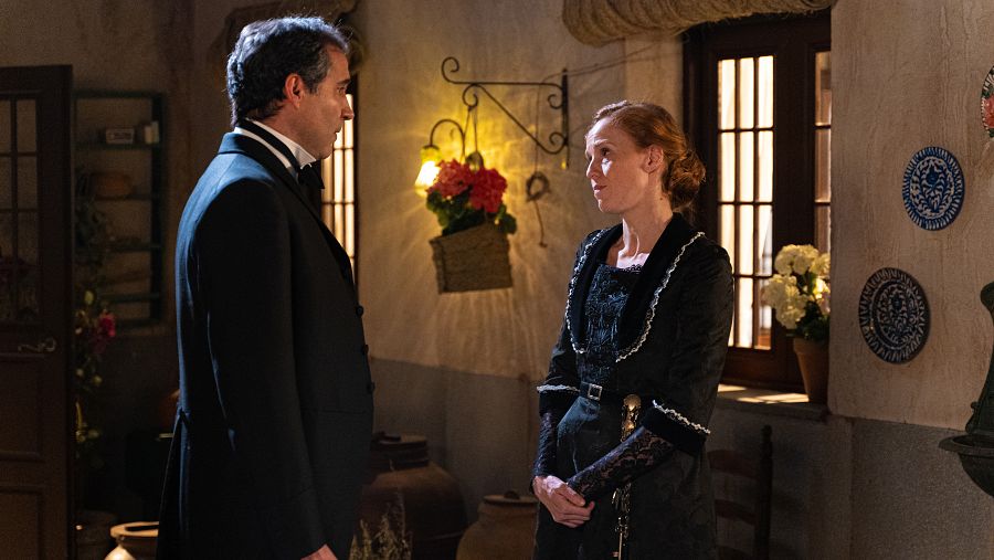 Don Gregorio tiene otra actitud diferente con la señora Adarre