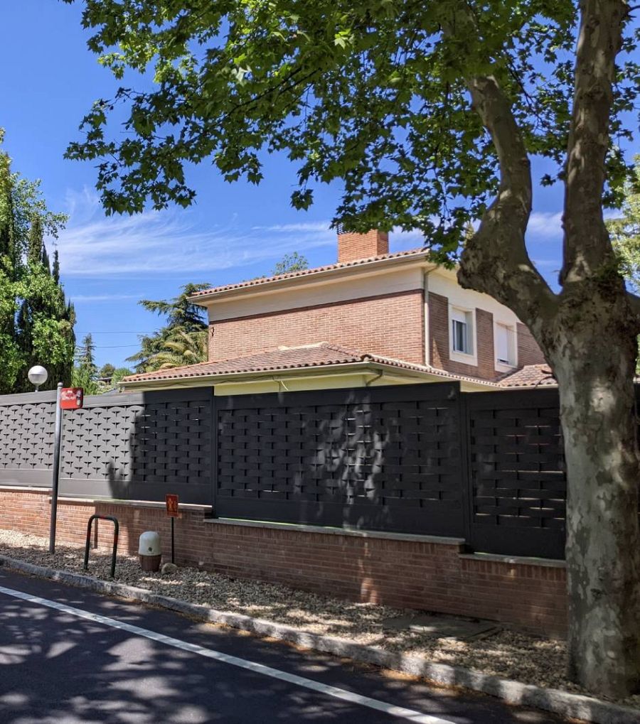 Las casas de Fuente del Fresno están rodeadas de altos muros