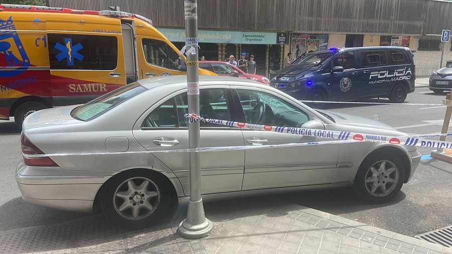 Una imagen del coche Mercedes gris con el que se ha producido un atropello en el Paseo de Extremadura en Madrid que ha provocado la muerte de dos personas