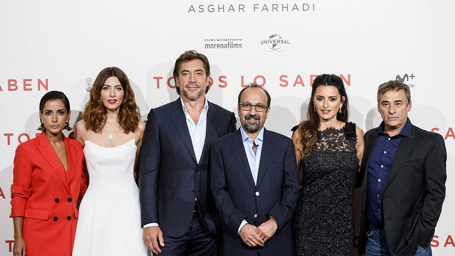 Actores de la película Todos lo saben posando en el estreno junto a su director