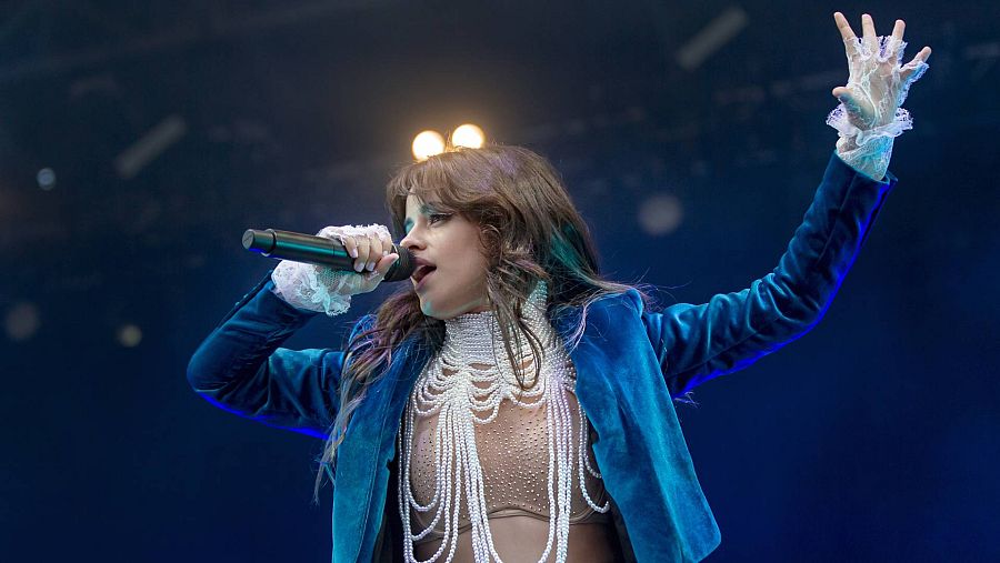 La cantante Camila Cabello, vestida de azul actuando en un concierto en Chicago, Estados Unidos