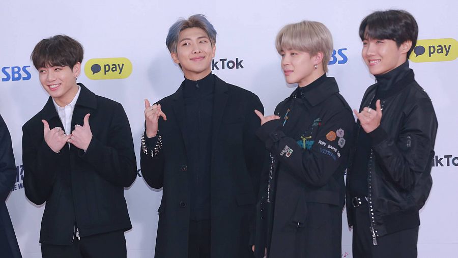 Integrantes del grupo de pop coreano BTS posando en un evento
