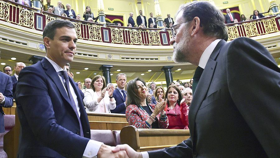 Mariano Rajoy y Pedro Sánchez se despiden en el hemiciclo del Congreso con un apretón de manos